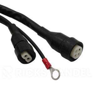 Close-up van 4-polige connector en 2-polige kabelaansluiting van Smartstart Junior EF-1070 startrelais.